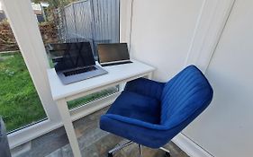 Elm Park Cheerful 4-Bedroom Holiday Home