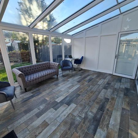 Elm Park Cheerful 4-Bedroom Holiday Home Hornchurch Exterior photo