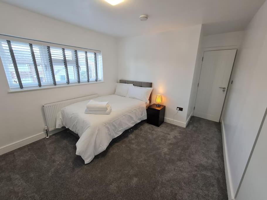 Elm Park Cheerful 4-Bedroom Holiday Home Hornchurch Exterior photo