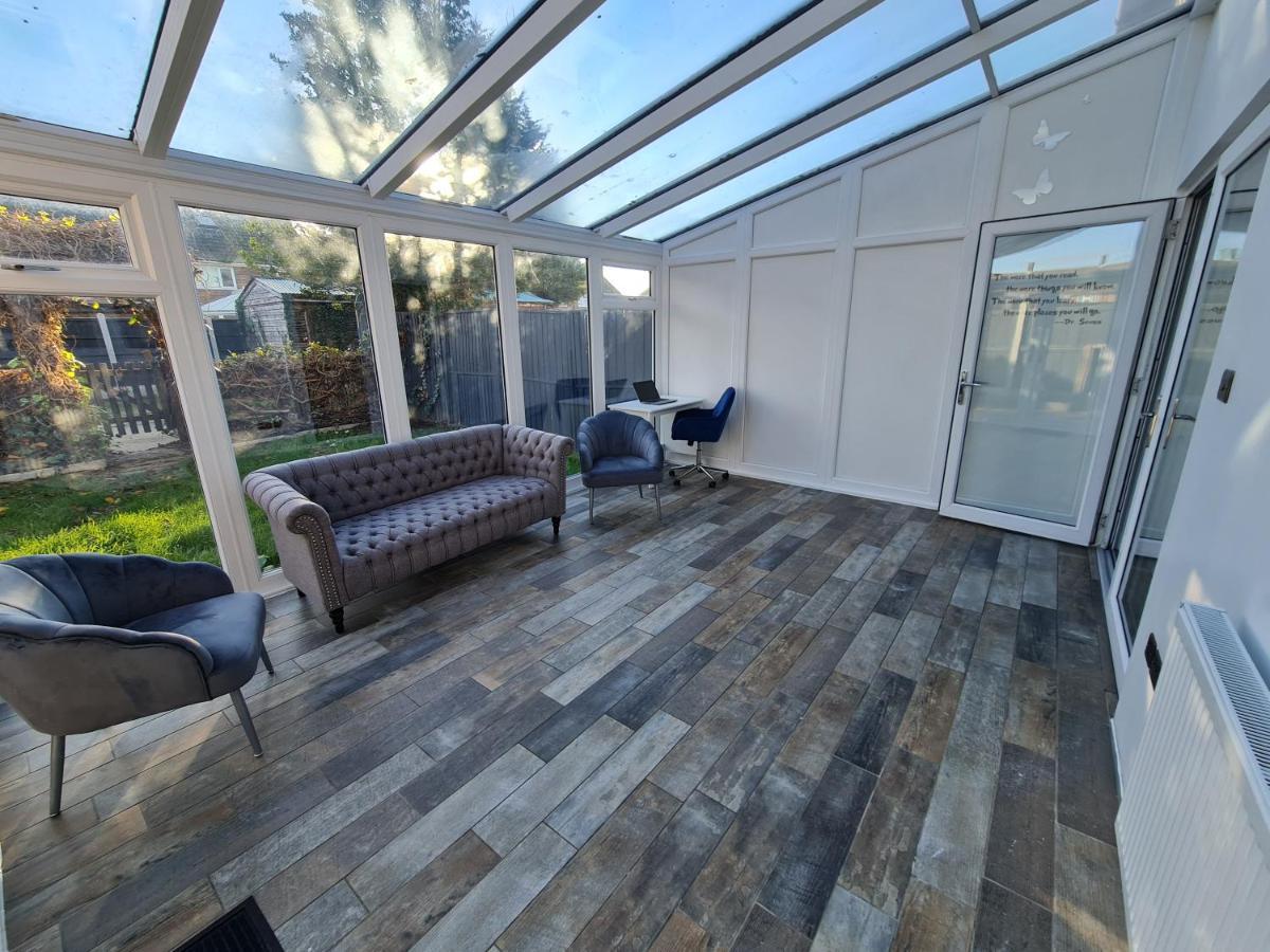 Elm Park Cheerful 4-Bedroom Holiday Home Hornchurch Exterior photo